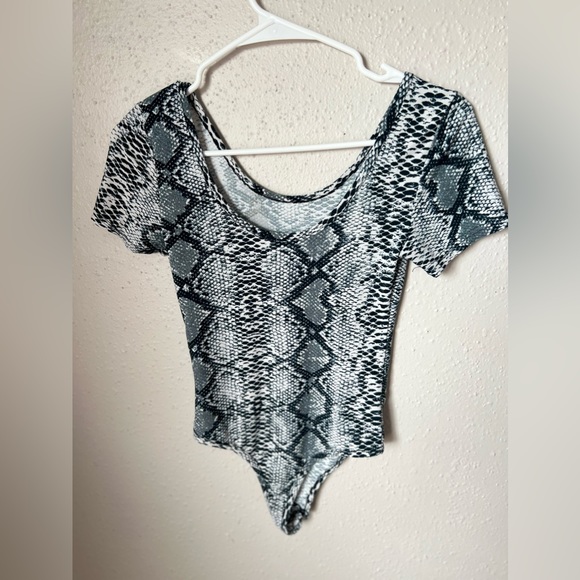 Short Sleeves Bodysuit Snake Print
U Neck Sexy Tops SIZE S - Picture 2 of 4